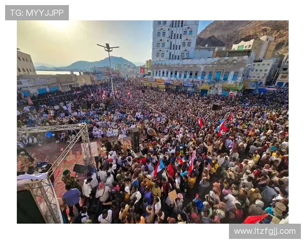 梅州教练组不满判罚 一工作人员竟在场上对裁判下跪 احتجاج 梅州教练组不满判罚 一工作人员竟在场上对裁判下跪 احتجاج